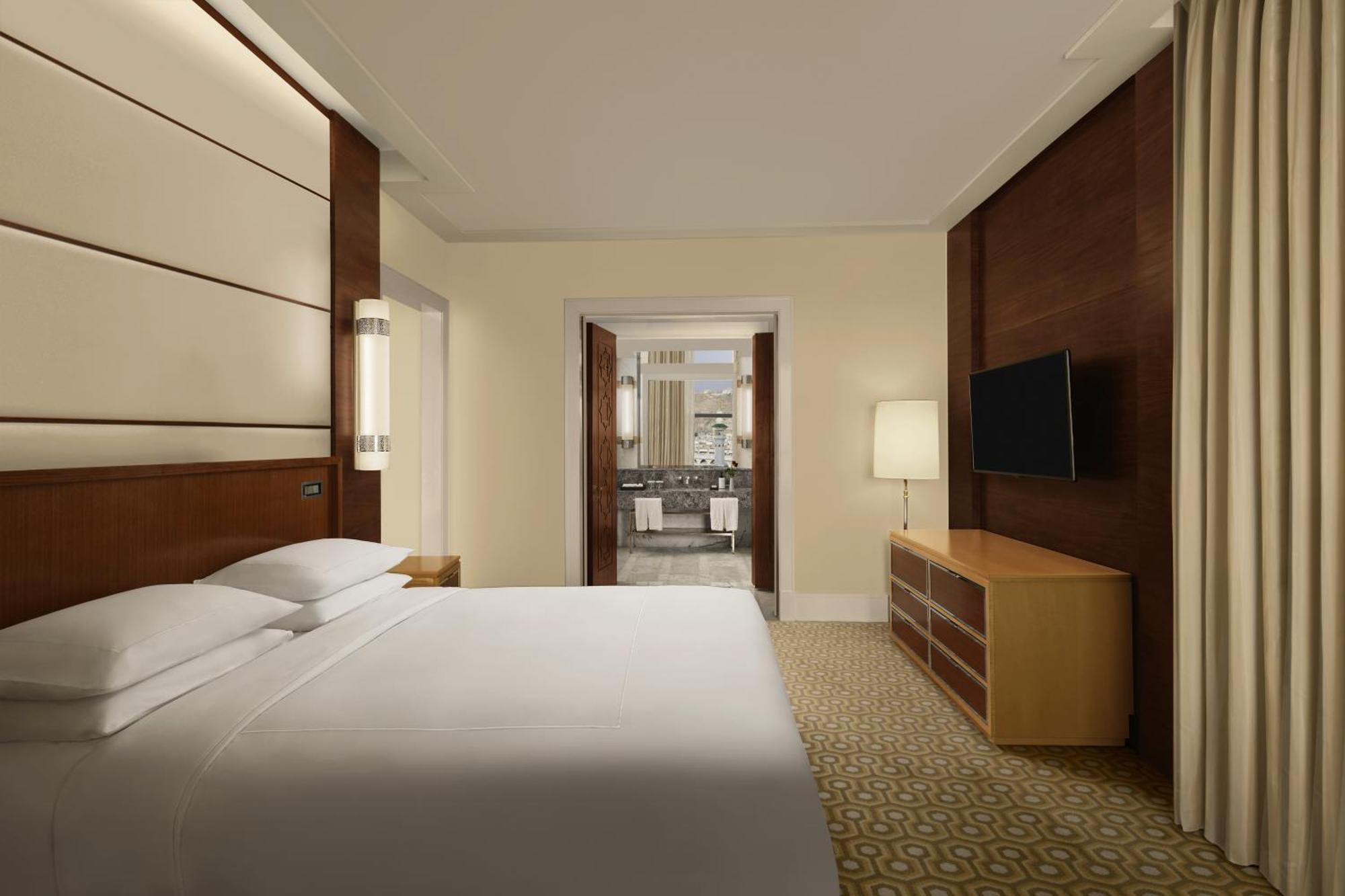 コンラッド メッカ ホテル エクステリア 写真 A bedroom in the hotel